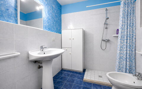 Villa Patrizia: Blu, Idraulico Fixture, Pavimentazione, Bagno, Pavimento, Lavello, Lavandino Del Bagno, Piastrella, Idraulico, Interior Design