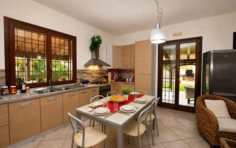 Villa Patrizia: Mobilia, Interior Design, Cucina, Pavimentazione, Controsoffitto, Sedia, Legna, Cucina & Sala Da Pranzo Tavolo, Tavolo, Casa