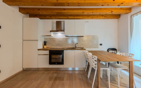 Rugia: Mobilia, Interior Design, Pavimentazione, Pavimento, Pavimento In Legno, Legna, Soffitto, Camera, Controsoffitto, Cucina