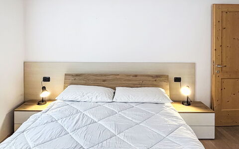 Rugia: Letto, Mobilia, Camera Da Letto, Parete, Interior Design, Bedding, Legna, Lenzuolo, Pavimentazione, Pavimento