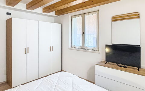 Rugia: Mobilia, Interior Design, Pavimentazione, Legna, Camera Da Letto, Letto, Pavimento, Camera, Soffitto, Illuminazione