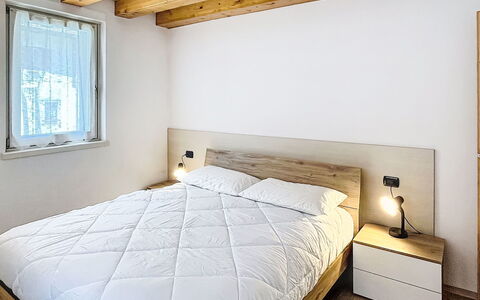 Rugia: Letto, Camera Da Letto, Parete, Interior Design, Pavimentazione, Bedding, Legna, Pavimento, Lenzuolo, Mobilia