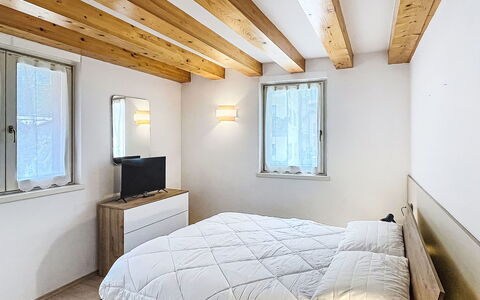 Rugia: Parete, Interior Design, Legna, Camera Da Letto, Letto, Pavimentazione, Pavimento, Soffitto, Mobilia, Camera