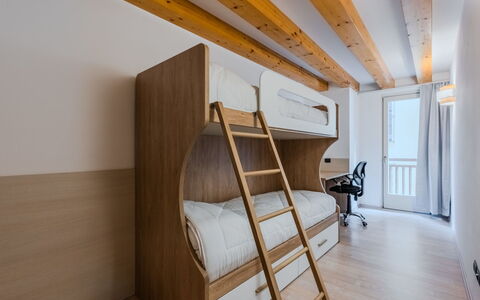 Rugia: Legna, Interior Design, Pavimentazione, Pavimento, Camera Da Letto, Letto, Soffitto, Pavimento In Legno, Mobilia, Appartamento