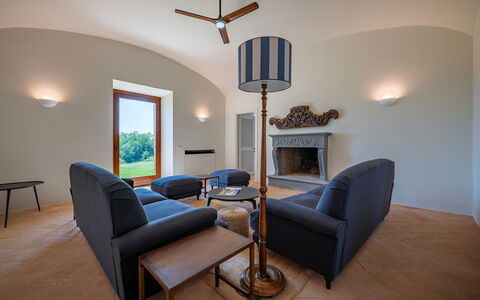 Tenuta Orsini 9+3: Mobilia, Parete, Interior Design, Pavimentazione, Pavimento, Illuminazione, Soffitto, Camera, Sedia, Soggiorno