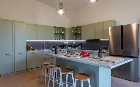 Tenuta Orsini 9+3: Cucina, Mobilia, Elettrodomestico Da Cucina, Interior Design, Controsoffitto, Pavimentazione, Cabinetry, Soffitto, Legna, Lampada