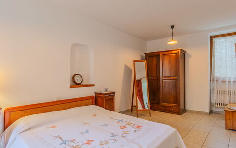 La Finestra sul Lago: Letto, Camera Da Letto, Mobilia, Interior Design, Parete, Lenzuolo, Legna, Pavimento, Bedding, Soffitto