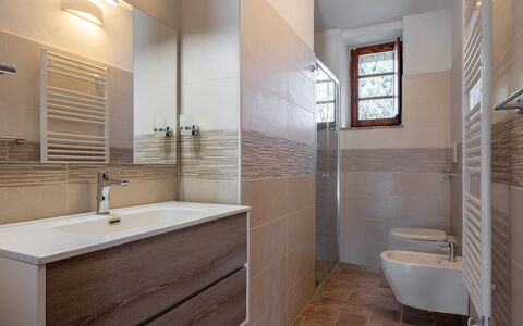 Casa Clara Pool, Casole Elsa, Monti: Pavimentazione, Idraulico Fixture, Bagno, Pavimento, Interior Design, Lavello, Lavandino Del Bagno, Rubinetto, Mobiletto Del Bagno, Idraulico
