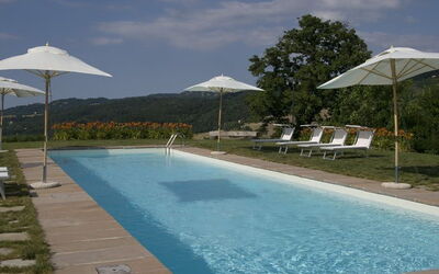 La piscina all'aperto con solarium sulle valli dell'Appennino Tosco Emiliano