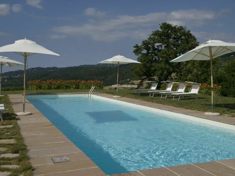 La piscina all'aperto con solarium sulle valli dell'Appennino Tosco Emiliano
