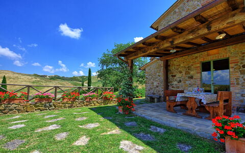 Castelmuzio: Proprietà, Paesaggio Naturale, Cielo, Erba, Casa, Cortile, Costruzione, Immobiliare, Casa, Giardino