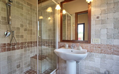 Villa Ulivi: Specchio, Idraulico Fixture, Rubinetto, Lavello, Proprietà, Bagno, Interior Design, Illuminazione, Architettura