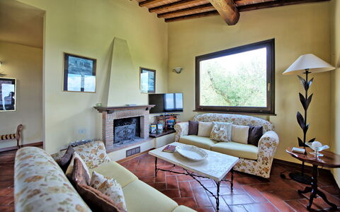 Villa Ulivi: Cornice, Mobilia, Divano, Tavolo, Azzurro, Interior Design, Pianta, Legna, Soggiorno, Finestra