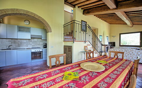 Villa Ulivi: Proprietà, Mobilia, Tavolo, Cabinetry, Legna, Finestra, Costruzione, Interior Design, Pavimentazione, Pavimento