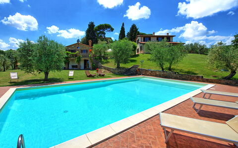 Villa Ulivi: Nube, Acqua, Cielo, Pianta, Proprietà, Piscina, Costruzione, Azzurro, Albero, Rettangolo
