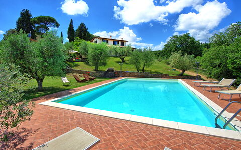 Villa Ulivi: Nube, Cielo, Acqua, Proprietà, Pianta, Piscina, Azzurro, Rettangolo, Albero, Erba