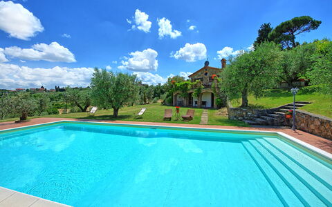 Villa Ulivi: Acqua, Cielo, Nube, Proprietà, Piscina, Pianta, Costruzione, Azzurro, Albero, Shade
