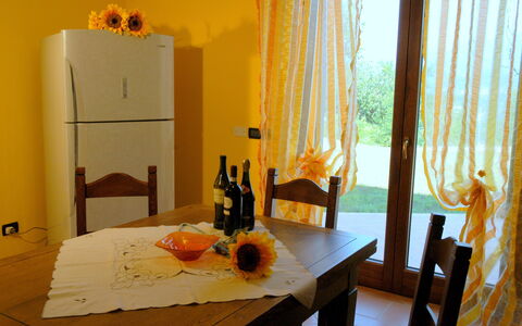 Villa Saida: Camera, Sala Da Pranzo, Arancia, Mobilia, Tavolo, Giallo, Interior Design, Proprietà, Tenda, Casa
