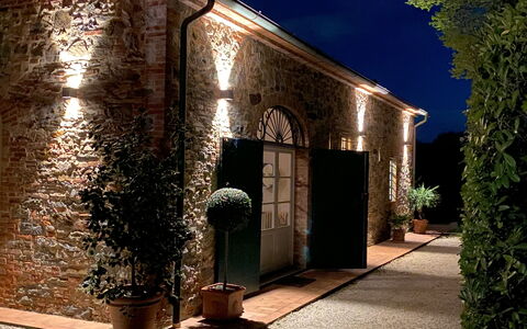 Villa Fontine: Pianta, Vaso Di Fiori, Manto Stradale, Brick, Facciata, Tinte E Ombre, Paesaggio, Shade, Costruzione, Pianta Della Casa