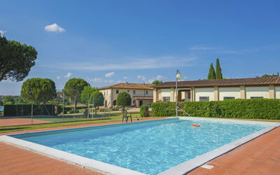 Bucine 690: Acqua, Cielo, Nube, Giorno, Pianta, Piscina, Natura, Azzurro, Albero, Architettura