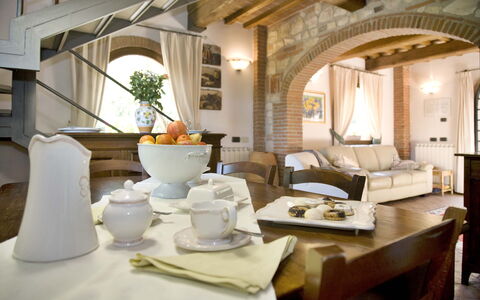 La Capinera: Interior Design, Camera, Proprietà, Costruzione, Soggiorno, Mobilia, Soffitto, Architettura, Tavolo, Casa
