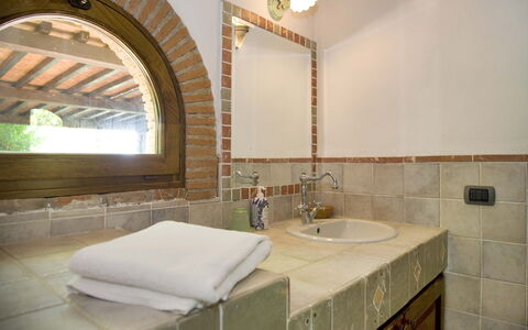 La Capinera: Proprietà, Camera, Bagno, Interior Design, Costruzione, Piastrella, Mobilia, Immobiliare, Architettura, Lavello