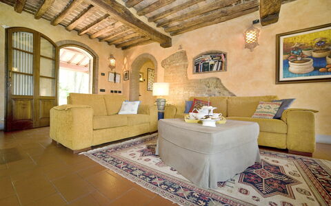 Le Rondini: Camera, Proprietà, Costruzione, Interior Design, Soggiorno, Mobilia, Soffitto, Parete, Casa, Immobiliare