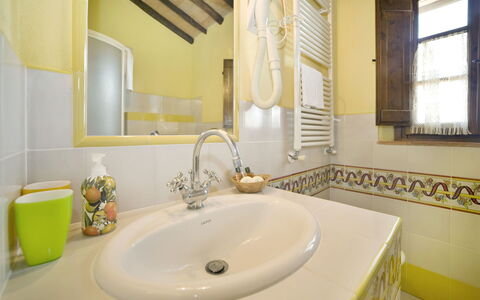 Le Rondini: Bagno, Lavello, Proprietà, Camera, Rubinetto, Interior Design, Piastrella, Lavandino Del Bagno, Giallo, Parete