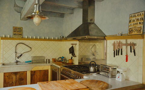 La Cenerara: Cucina, Pavimentazione, Legna, Interior Design, Controsoffitto, Elettrodomestico Da Cucina, Pavimento, Cucina Stufa, Soffitto, Mobilia