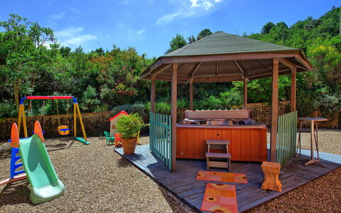 Casa Scopeti: Spazio Pubblico, Tempo Libero, Terreno Di Gioco, Casa, Albero, Backyard, Tetto, Immobiliare, Shade, Camera