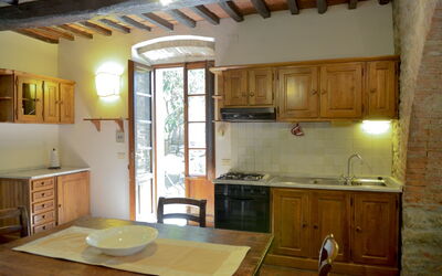 Ciclamino: Cabinetry, Mobilia, Lavandino Della Cucina, Proprietà, Controsoffitto, Tavolo, Legna, Lavello, Finestra, Cucina