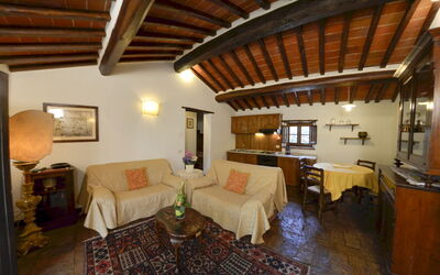Geranio: Cornice, Mobilia, Divano, Proprietà, Tavolo, Costruzione, Lampada, Legna, Interior Design, Soggiorno