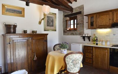Glicine: Cabinetry, Proprietà, Cornice, Mobilia, Controsoffitto, Costruzione, Legna, Interior Design, Cucina, Illuminazione