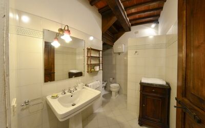 Rosa: Specchio, Rubinetto, Lavello, Idraulico Fixture, Proprietà, Lavandino Del Bagno, Bagno, Interior Design, Pavimento, Idraulico