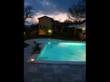 La casa con la piscina la notte 
