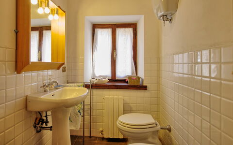 Casale Giulio: Bagno, Camera, Proprietà, Interior Design, Piastrella, Parete, Costruzione, Immobiliare, Pavimento, Casa