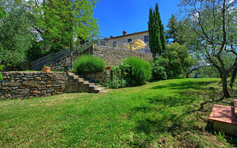 Panzalla: Proprietà, Erba, Parete, Albero, Casa, Giardino, Cielo, Muro ​​Di Pietra, Estate, Primavera