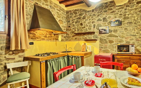 Podere Orietta: Camera, Proprietà, Interior Design, Giallo, Costruzione, Parete, Mobilia, Controsoffitto, Sfondo, Cucina