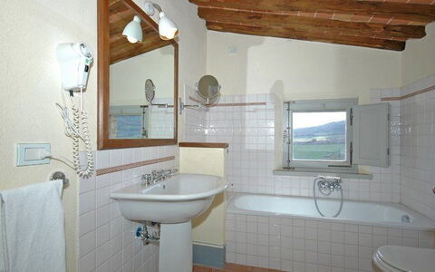 Brunello: Bagno, Proprietà, Camera, Costruzione, Casa, Interior Design, Vasca Da Bagno, Pavimento, Piastrella, Immobiliare