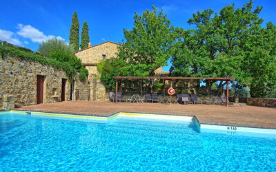 Brunello: Acqua, Cielo, Pianta, Nube, Proprietà, Costruzione, Piscina, Blu, Azzurro, Natura