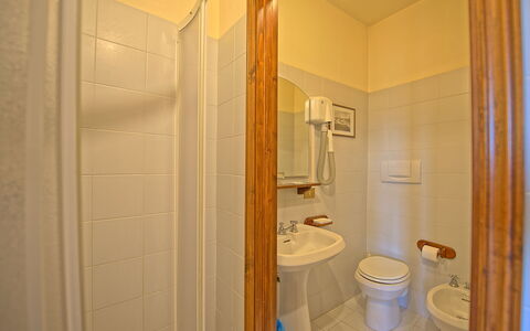 Il Frantoio: Camera, Proprietà, Bagno, Casa, Architettura, Immobiliare, Idraulico Fixture, Costruzione, Casa, Pavimento
