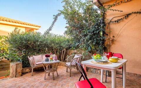 Golfo di Marinella 300: Mobilia, Vaso Di Fiori, Mobili Da Esterno, Sedia, Pianta Della Casa, Giardino, Tavolo Esterno, Terrazza, Backyard, Cortile