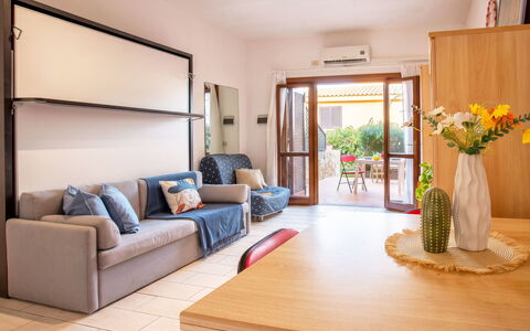 Golfo di Marinella 300: Mobilia, Interior Design, Legna, Pavimentazione, Appartamento, Divano, Pavimento, Camera, Soggiorno, Tavolo
