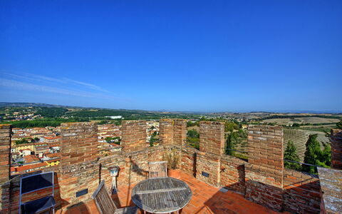 Certaldo: Cielo, Proprietà, Parete, Costruzione, Immobiliare, Paesaggio, Albero, Vacanza, Architettura, Orizzonte