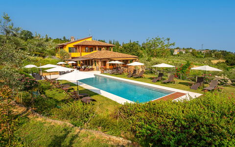 Villa Amadeo: Cielo, Acqua, Pianta, Piscina, Paesaggio Naturale, Shade, Rettangolo, Costruzione, Mobili Da Esterno, Arecales