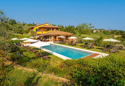 Villa Amadeo: Cielo, Acqua, Pianta, Piscina, Paesaggio Naturale, Shade, Rettangolo, Costruzione, Mobili Da Esterno, Arecales