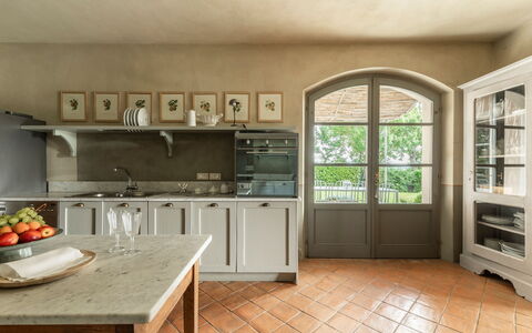 Villa Danilo: Controsoffitto, Cabinetry, Mobilia, Proprietà, Elettrodomestico Da Cucina, Cucina Stufa, Cucina, Elettrodomestico, Legna, Interior Design