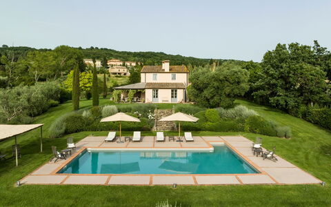Villa Danilo: Cielo, Piscina, Costruzione, Pianta, Albero, Lotto, Erba, Paesaggio, Rettangolo, Paesaggio Naturale