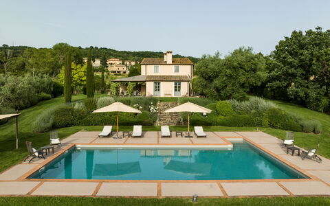 Villa Danilo: Acqua, Proprietà, Piscina, Pianta, Verde, Cielo, Azzurro, Albero, Costruzione, Erba