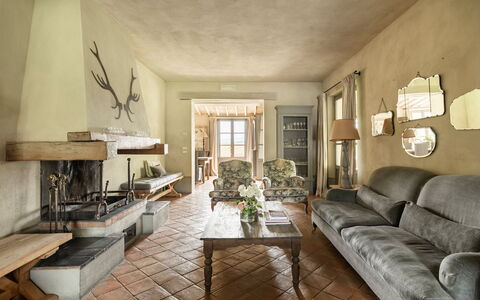 Villa Danilo: Mobilia, Proprietà, Cornice, Tavolo, Divano, Legna, Pianta, Costruzione, Soggiorno, Interior Design